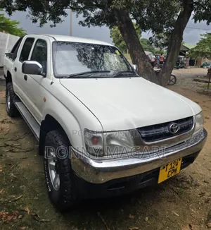Toyota Hilux 2010 White