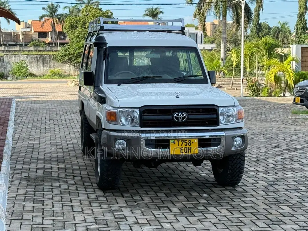 Toyota Land Cruiser 2011 White