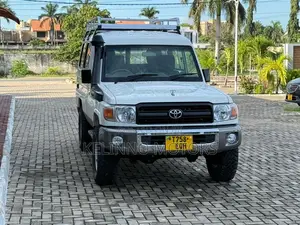 Toyota Land Cruiser 2011 White