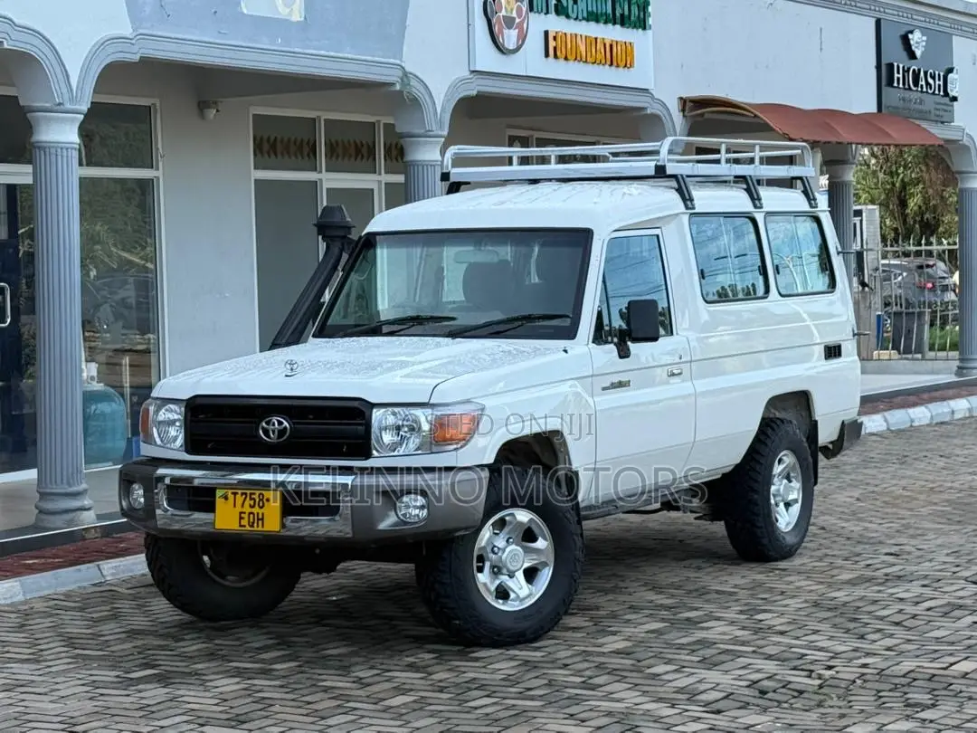 Toyota Land Cruiser 2011 White