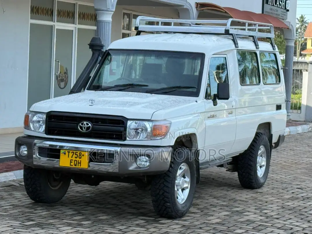 Toyota Land Cruiser 2011 White