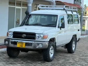 Toyota Land Cruiser 2011 White