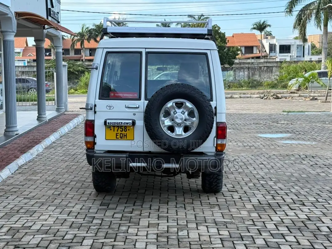 Toyota Land Cruiser 2011 White