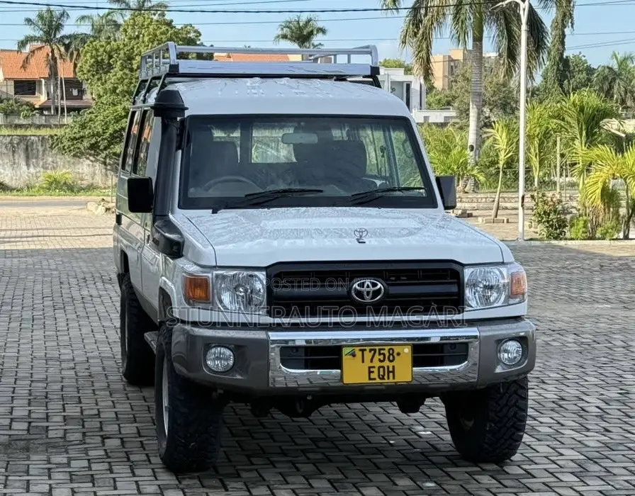 Toyota Land Cruiser 2011 White