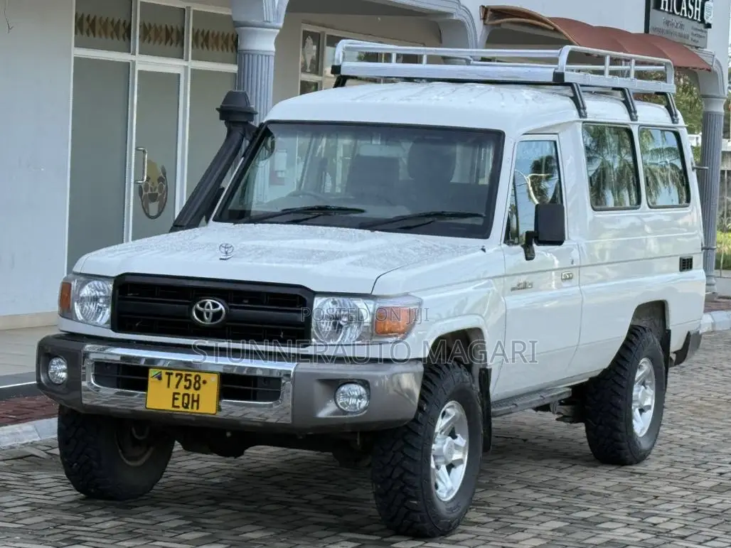 Toyota Land Cruiser 2011 White