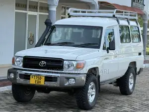 Toyota Land Cruiser 2011 White