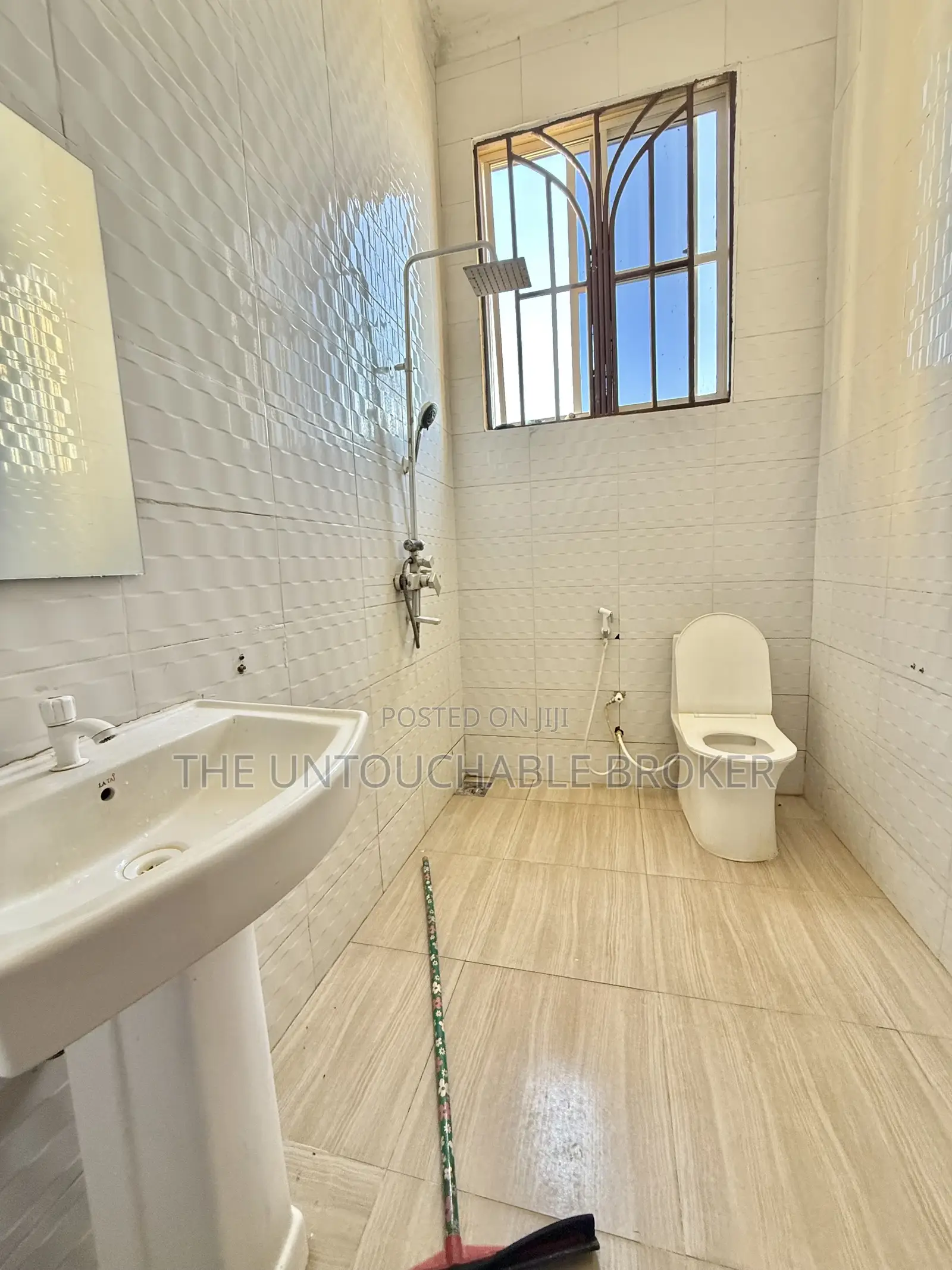 5bdrm House in Kigamboni Mwembe for sale