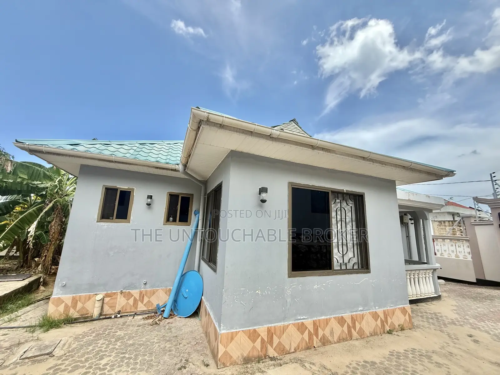 6bdrm Apartment in Salasala Kwa Mtenga, Mbezi Beach for sale