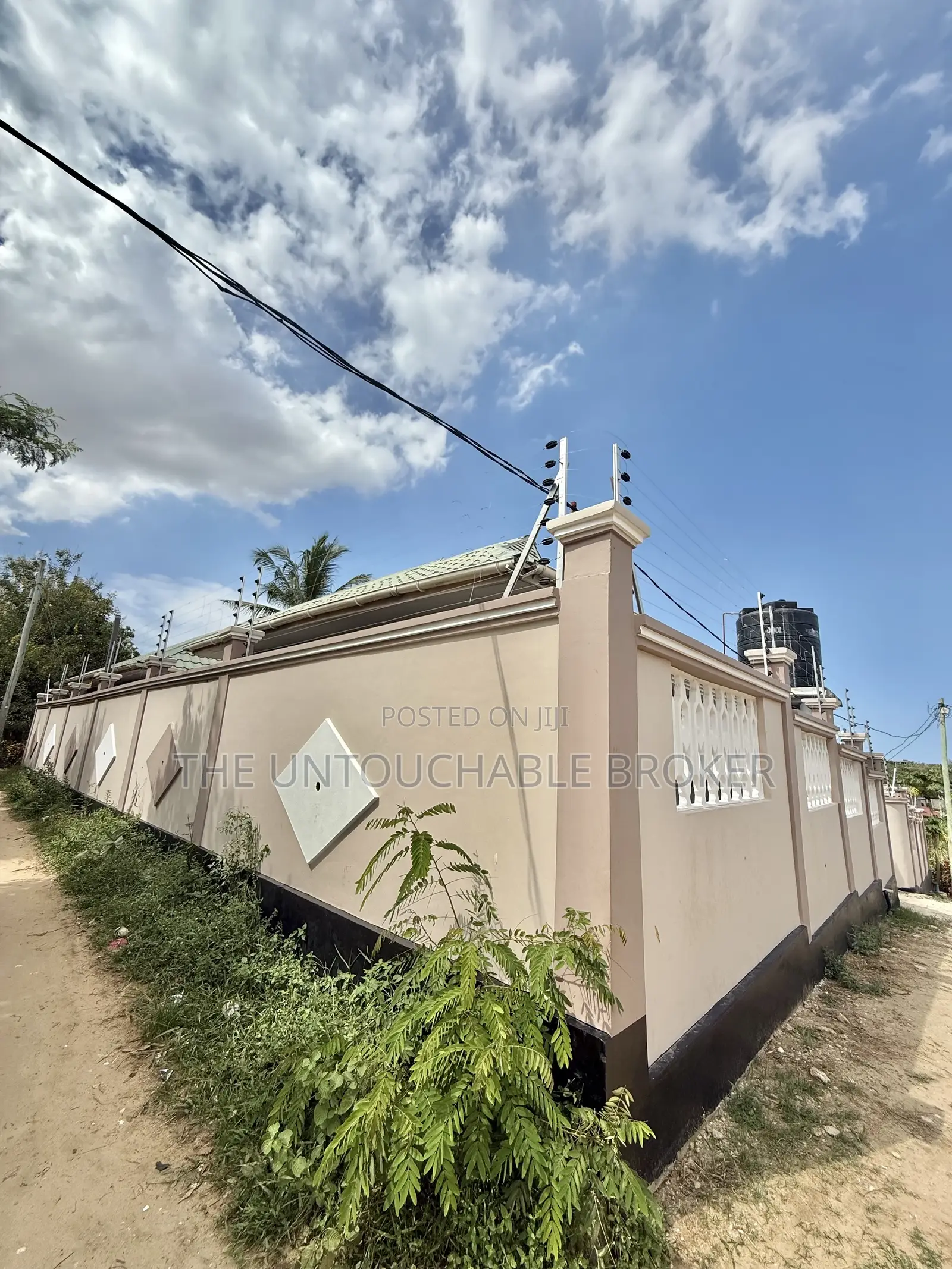 6bdrm Apartment in Salasala Kwa Mtenga, Mbezi Beach for sale