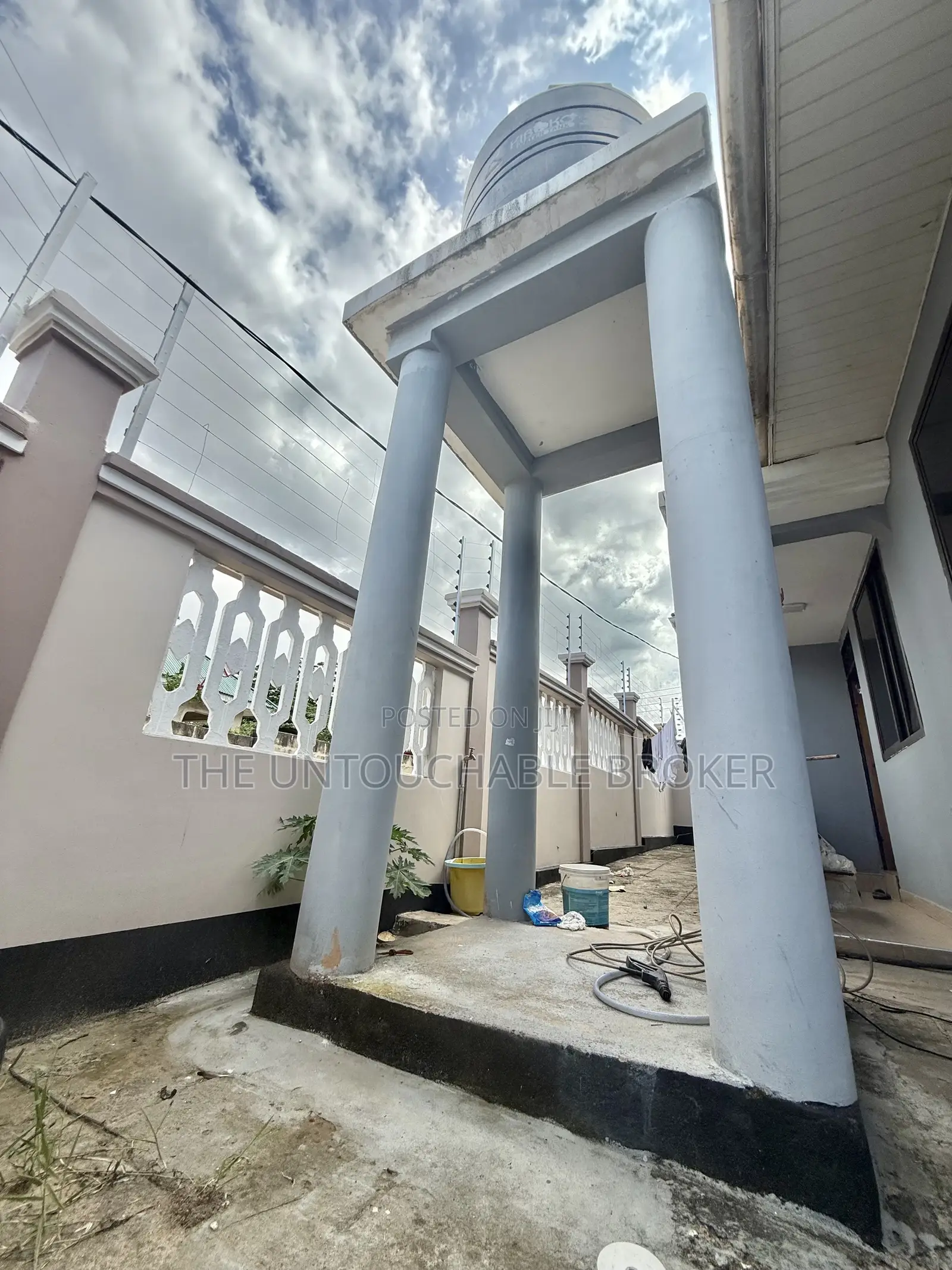 6bdrm Apartment in Salasala Kwa Mtenga, Mbezi Beach for sale