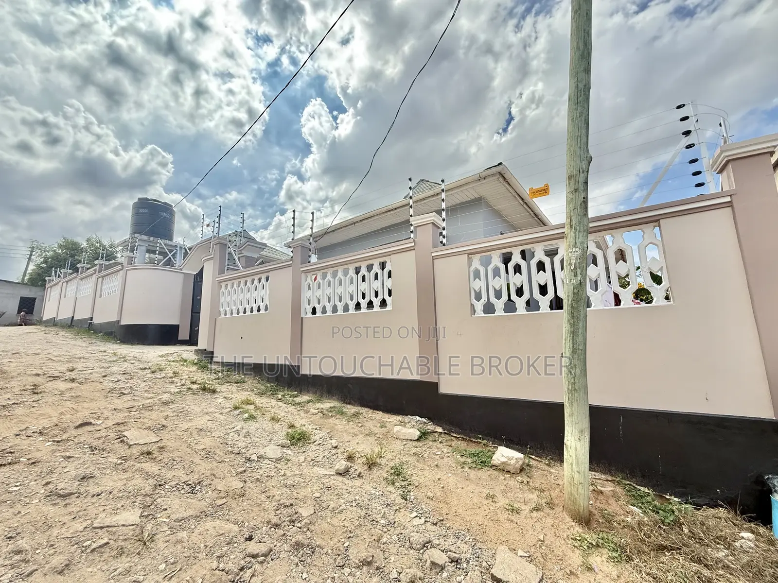 6bdrm Apartment in Salasala Kwa Mtenga, Mbezi Beach for sale
