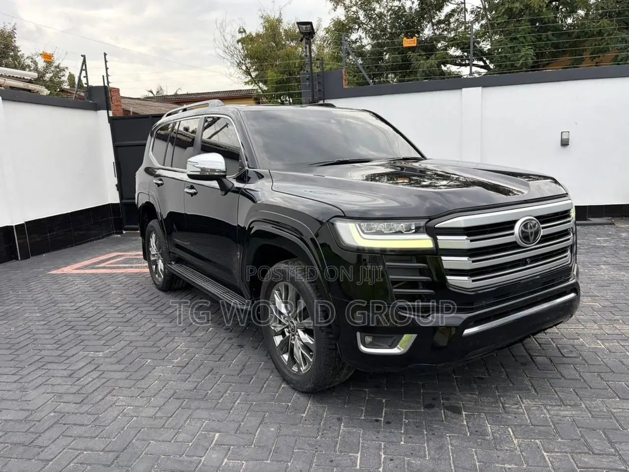 Toyota Land Cruiser LC300 2023 Black
