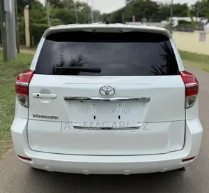 Toyota Vanguard 2012 White