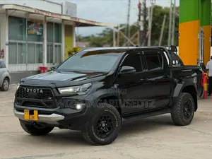 Toyota Hilux 2024 Matt Black