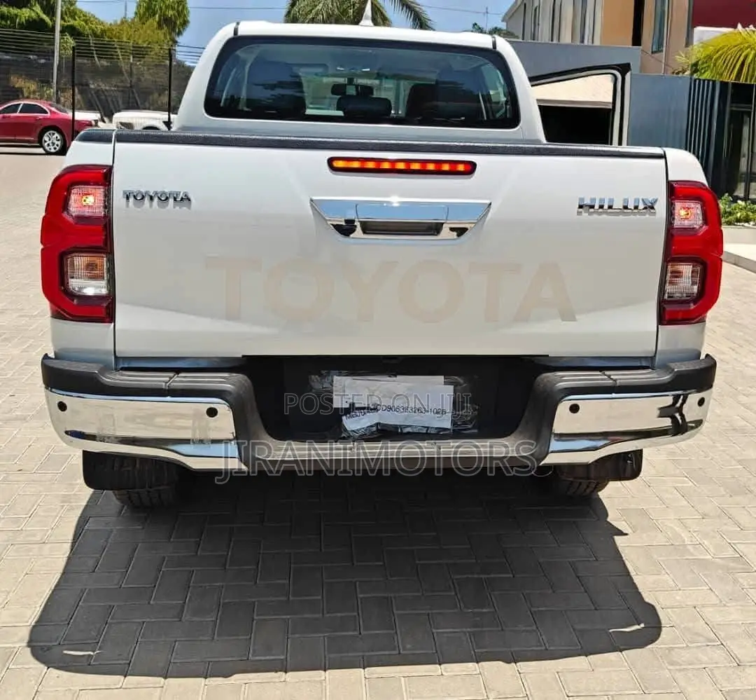 New Toyota Hilux 2025 White