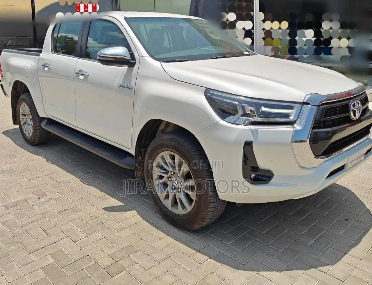 New Toyota Hilux 2025 White