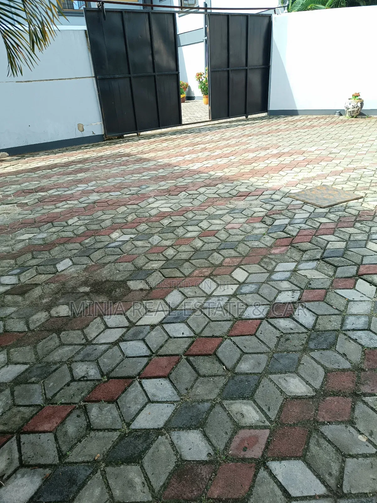 Plot for Sale in Oysterbay, Very Prime Area.