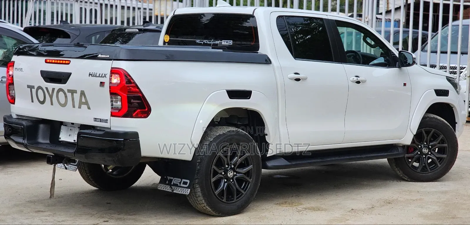 Toyota Hilux 2023 White