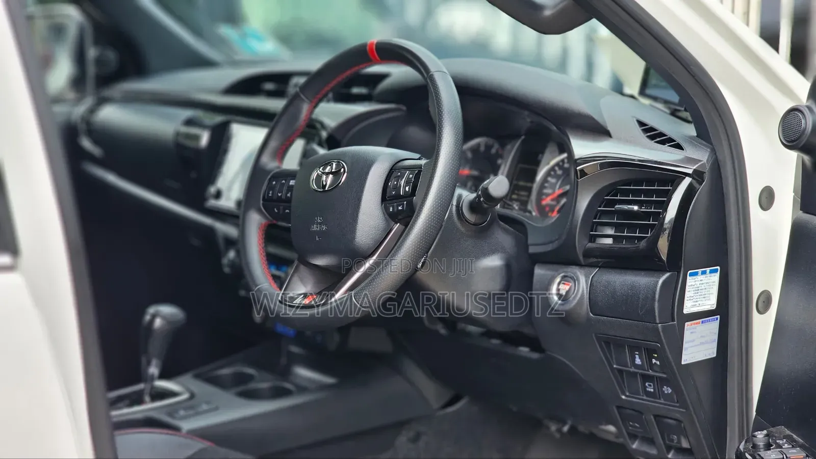 Toyota Hilux 2023 White