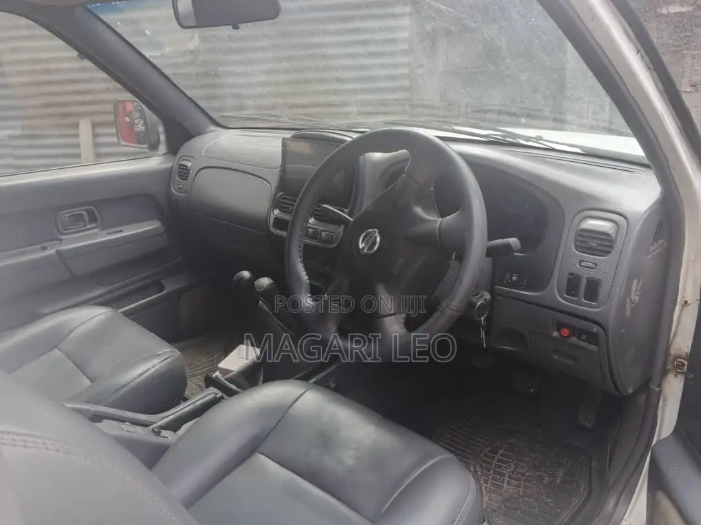 Nissan Hardbody 2004 White