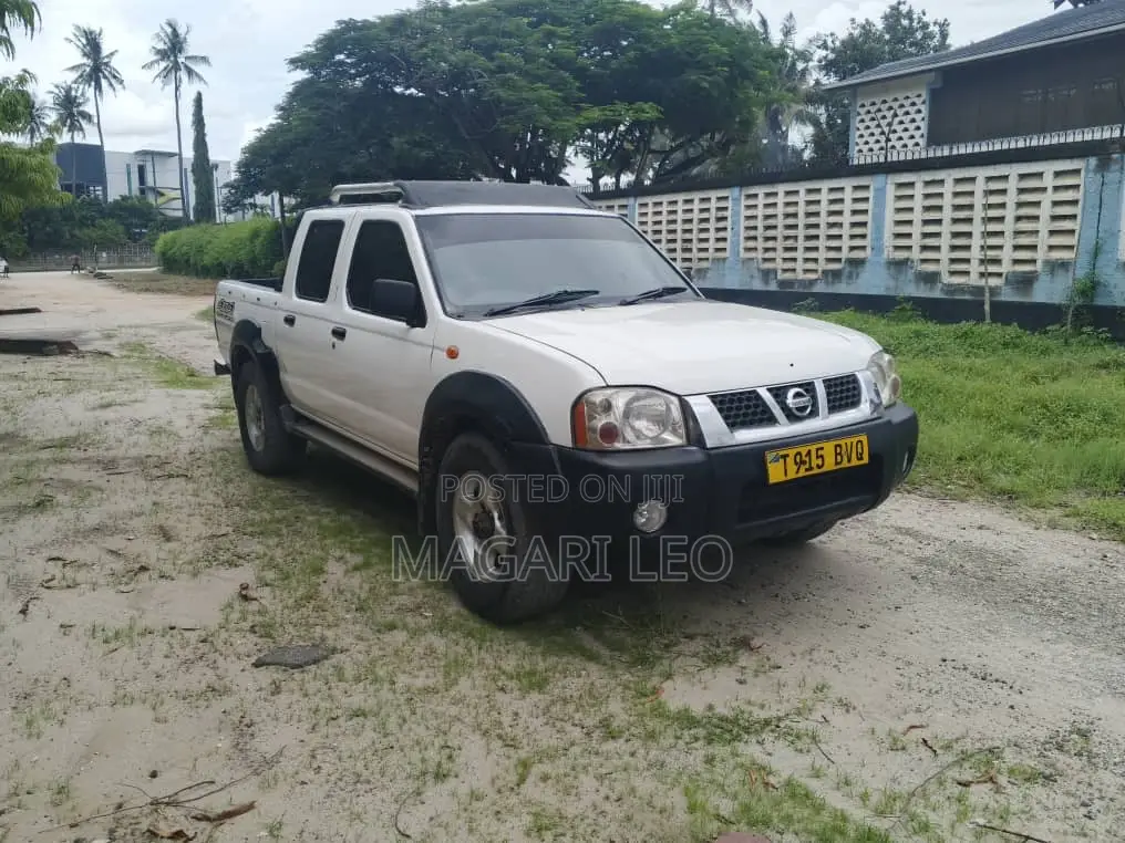 Nissan Hardbody 2004 White