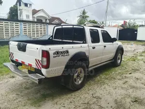 Nissan Hardbody 2004 White