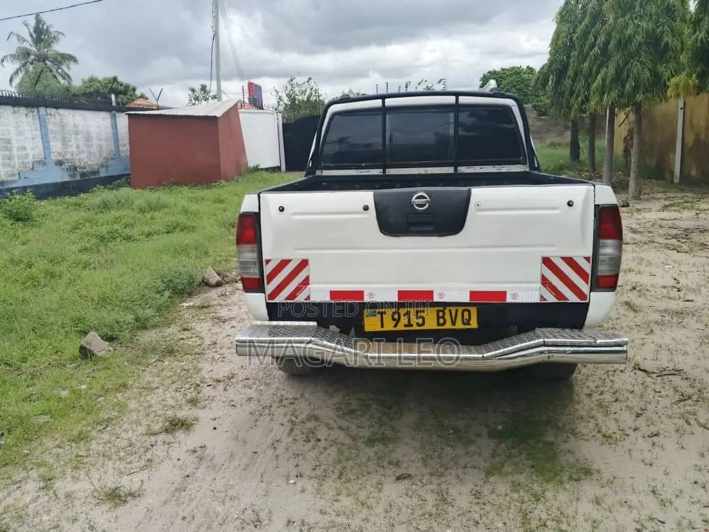 Nissan Hardbody 2004 White