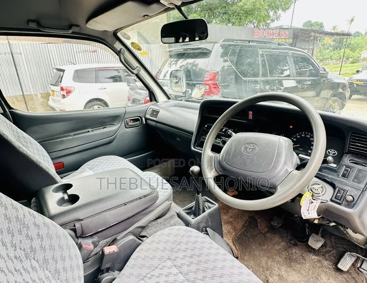 Toyota HiAce 2000 White