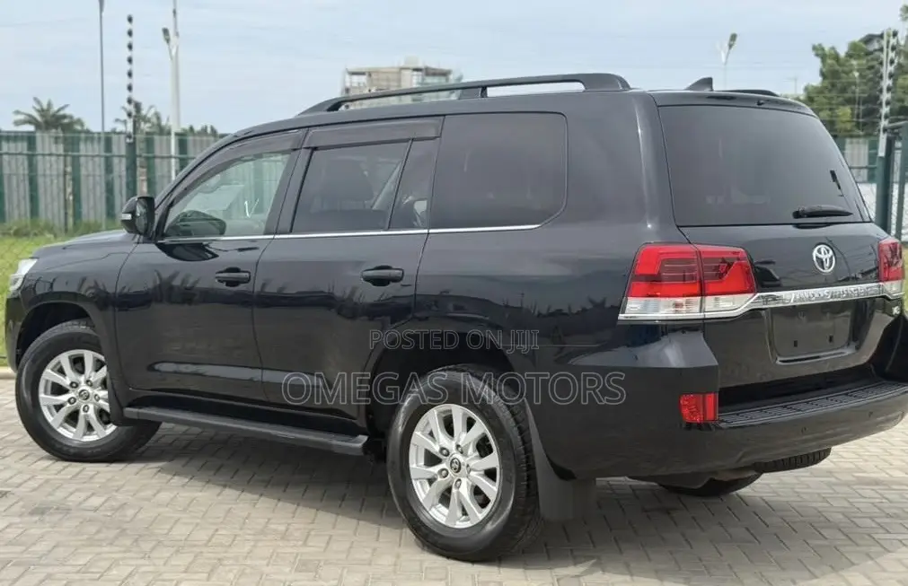 Toyota Land Cruiser 4.6 V8 GXR 2017 Black