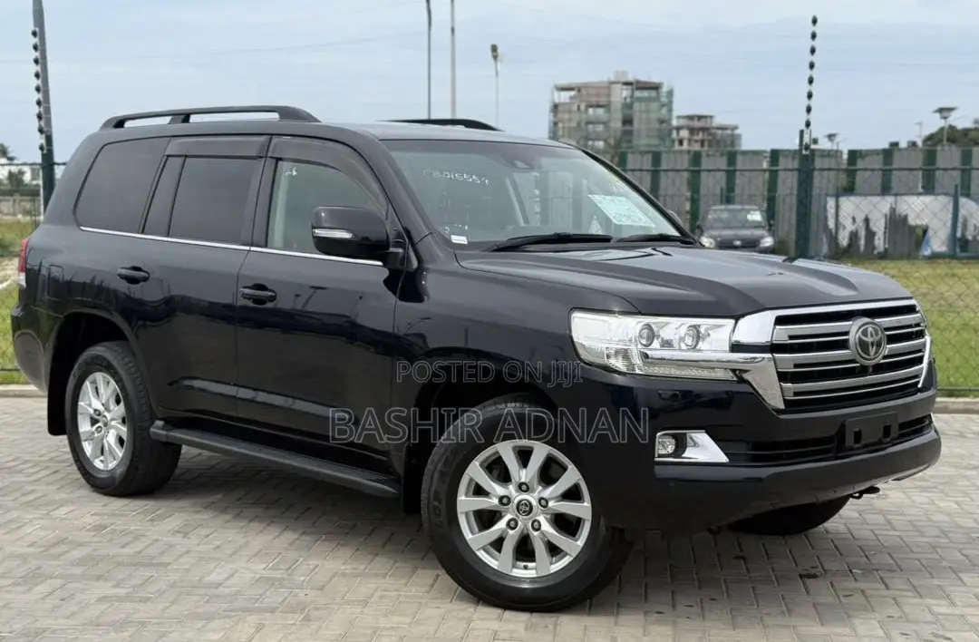 Toyota Land Cruiser 4.6 V8 AX 2017 Black