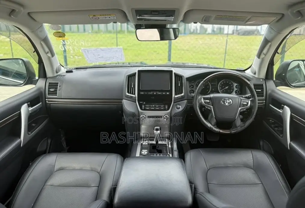 Toyota Land Cruiser 4.6 V8 AX 2017 Black