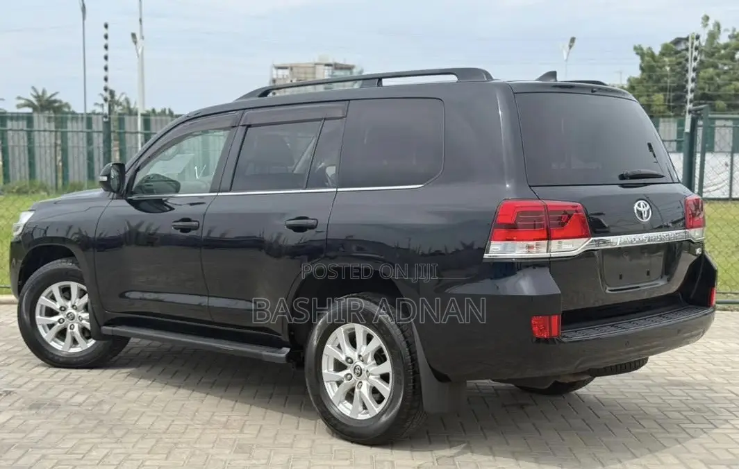 Toyota Land Cruiser 4.6 V8 AX 2017 Black