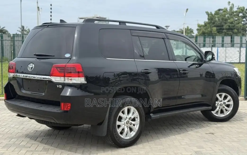 Toyota Land Cruiser 4.6 V8 AX 2017 Black