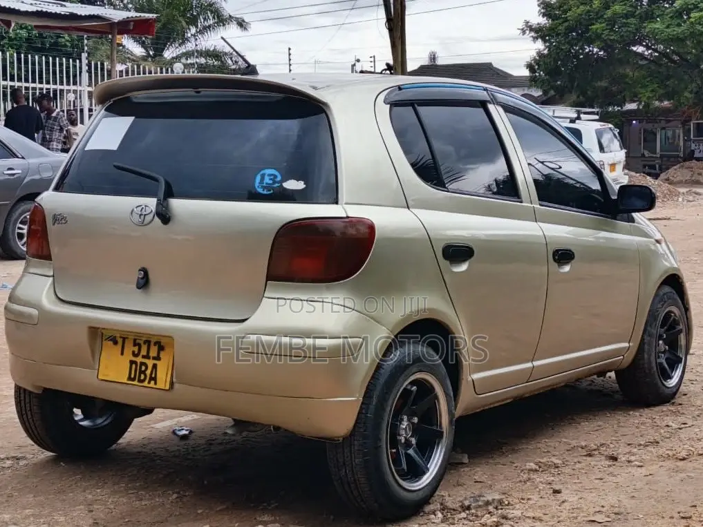 Toyota Vitz 2004 Gold