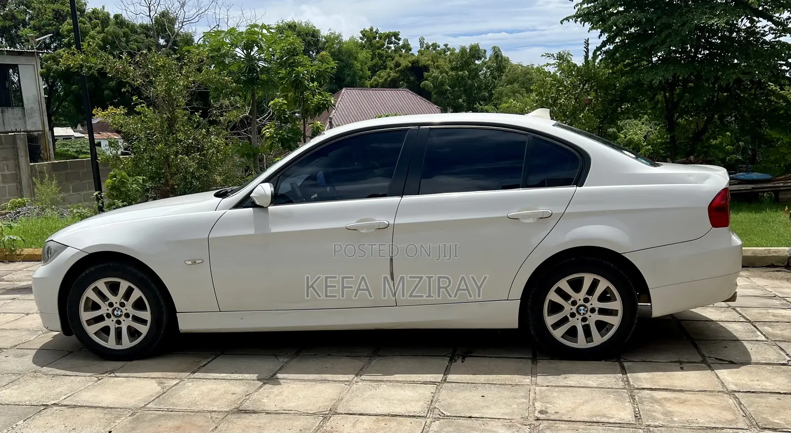 BMW 3 Series 320i RWD 2010 White
