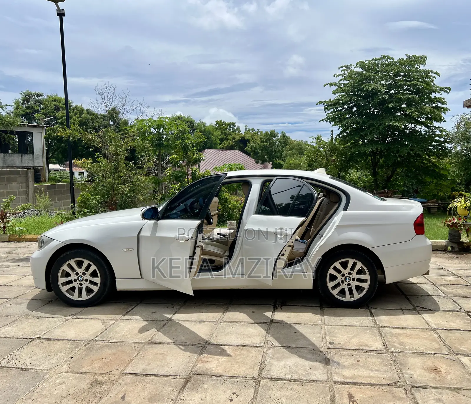 BMW 3 Series 320i RWD 2010 White