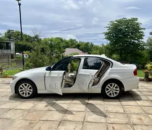 BMW 3 Series 320i RWD 2010 White