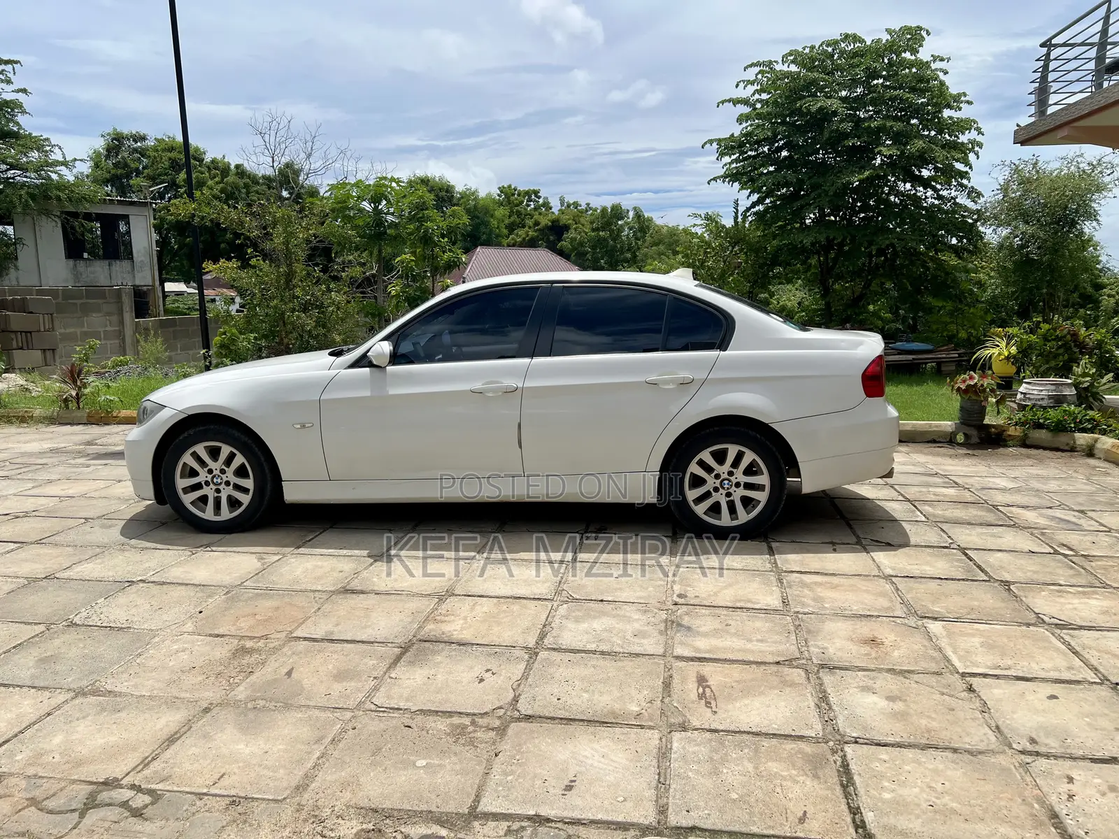BMW 3 Series 320i RWD 2010 White