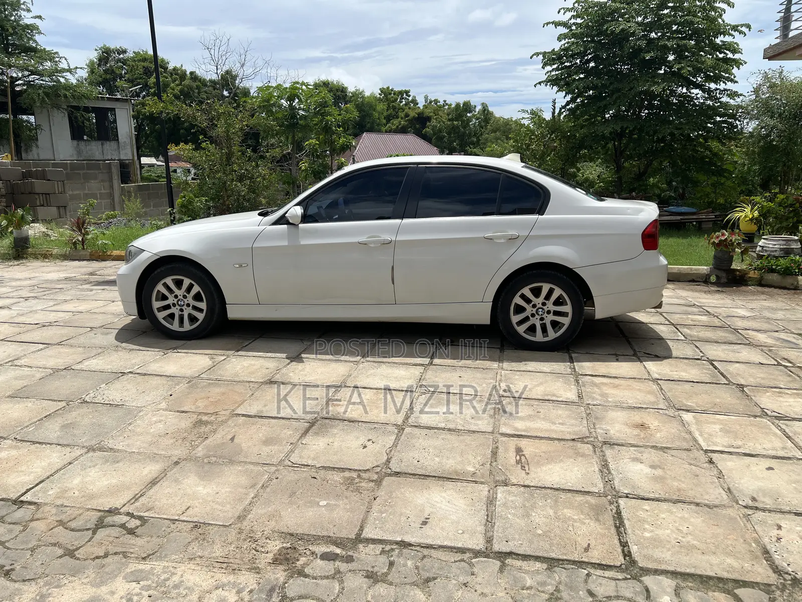 BMW 3 Series 320i RWD 2010 White