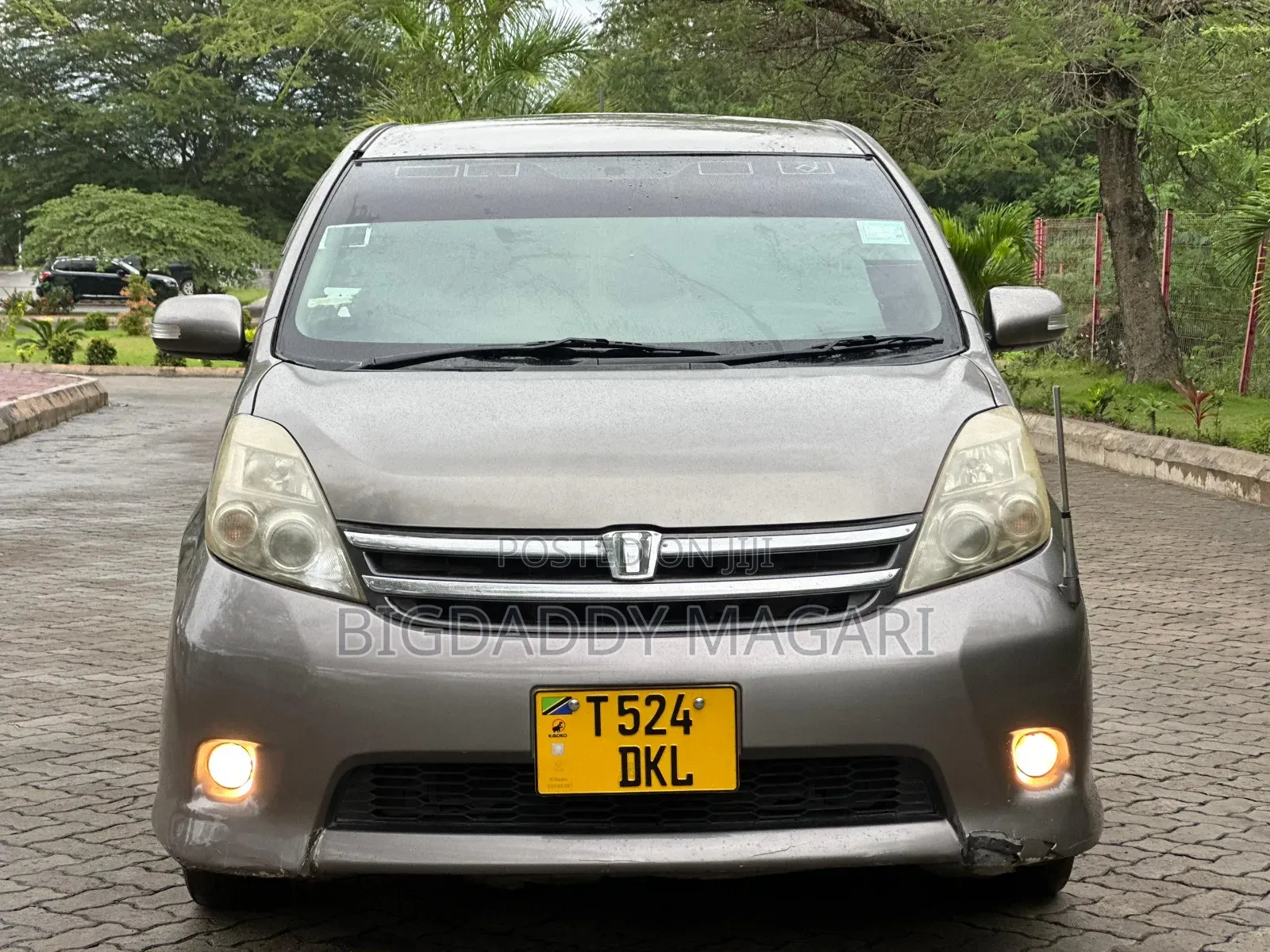Toyota ISIS 2006 Gray