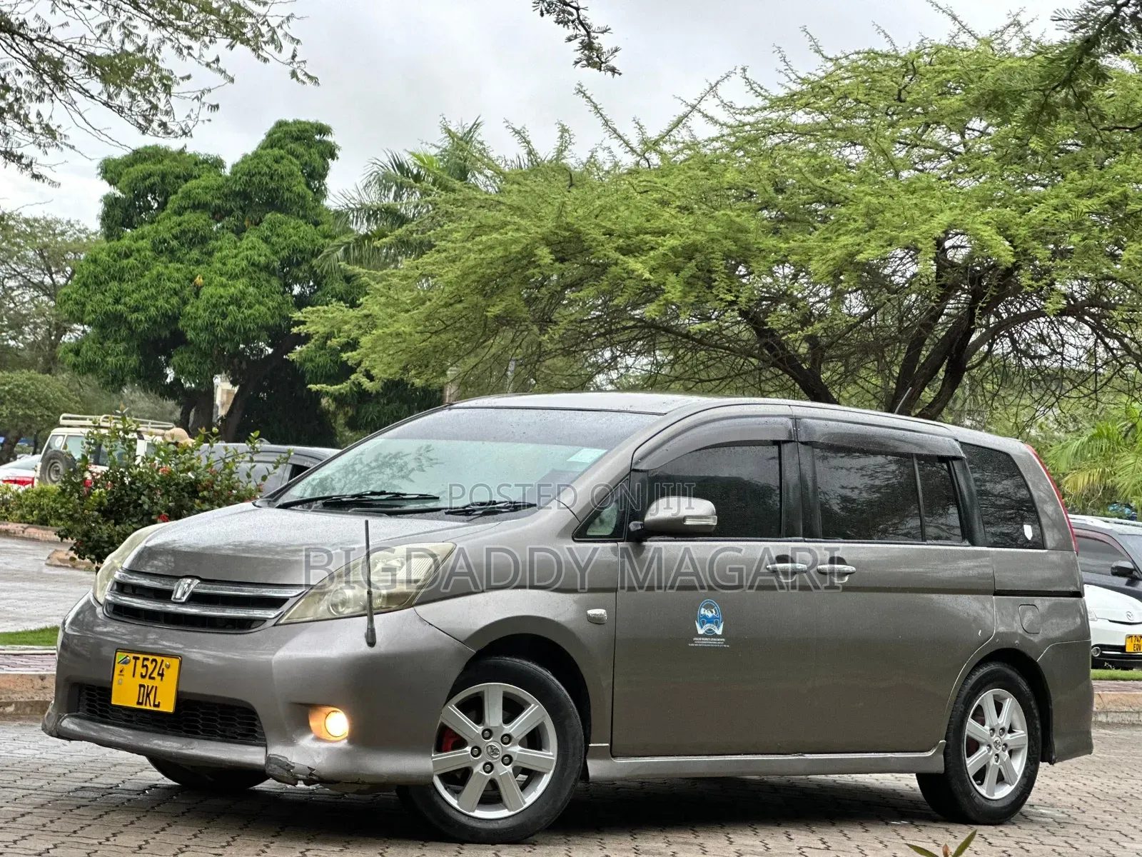 Toyota ISIS 2006 Gray