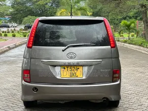 Toyota ISIS 2006 Gray
