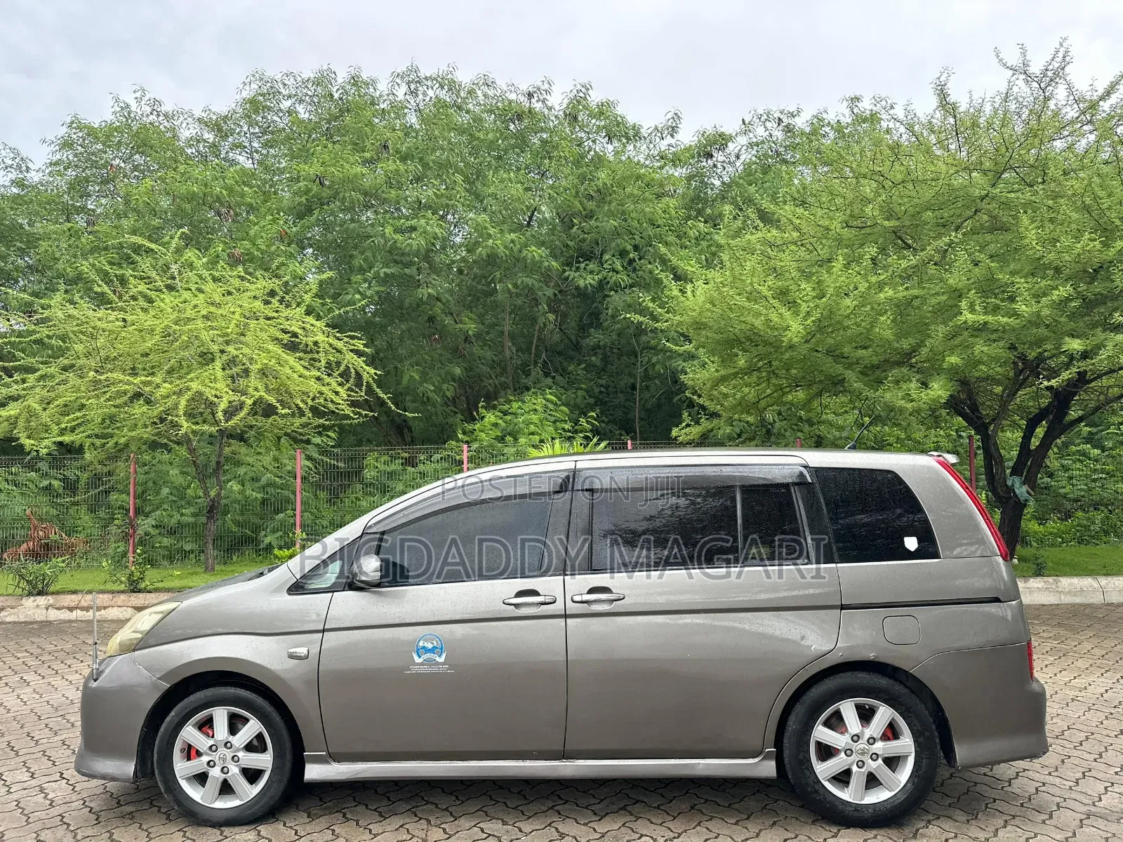 Toyota ISIS 2006 Gray