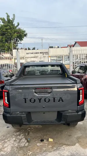 New Toyota Hilux 2025 Gray