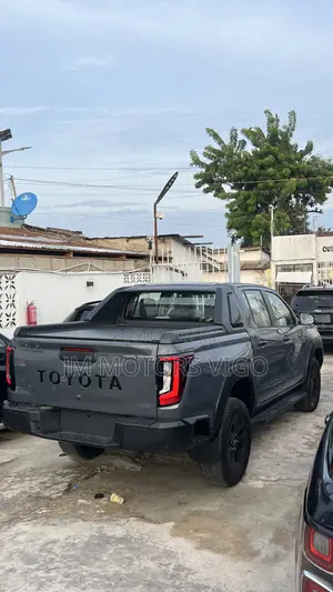 New Toyota Hilux 2025 Gray