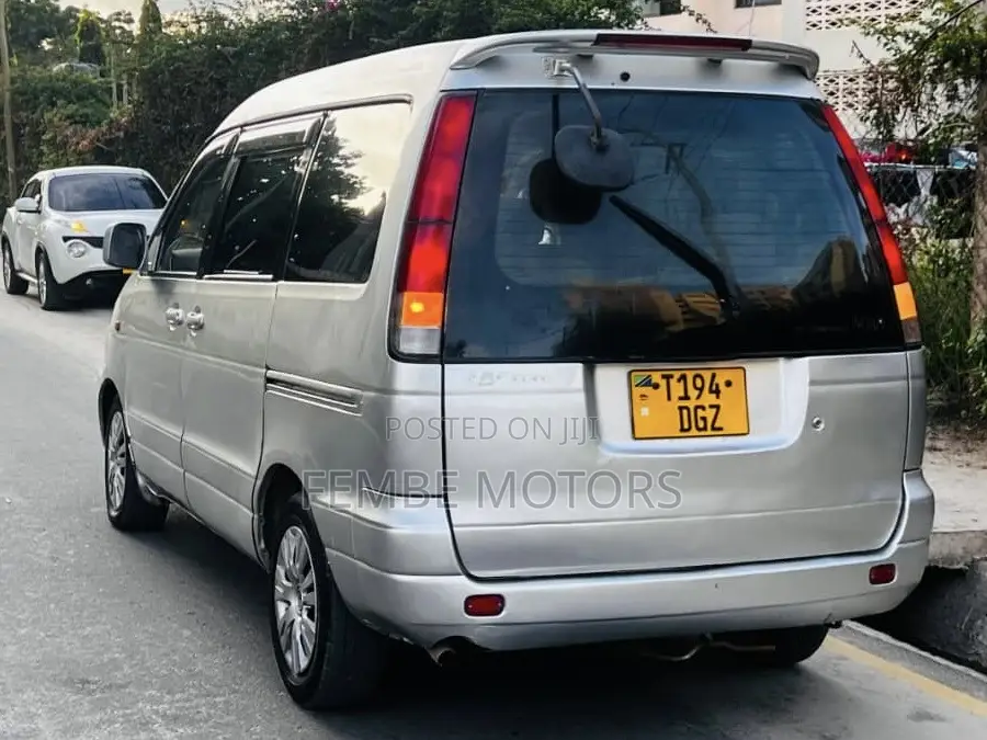 Toyota Noah 2001 Silver