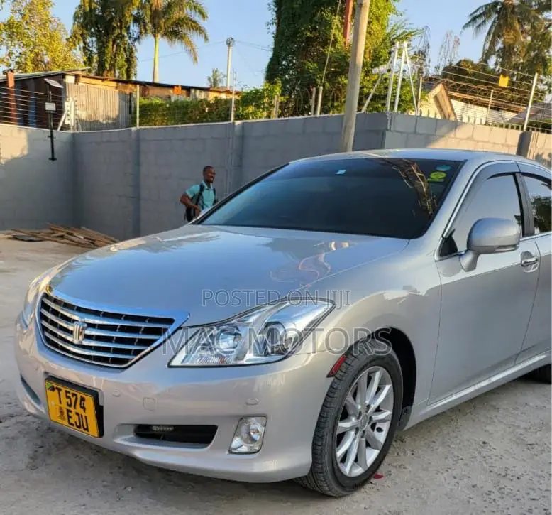 Toyota Crown 2010 Silver