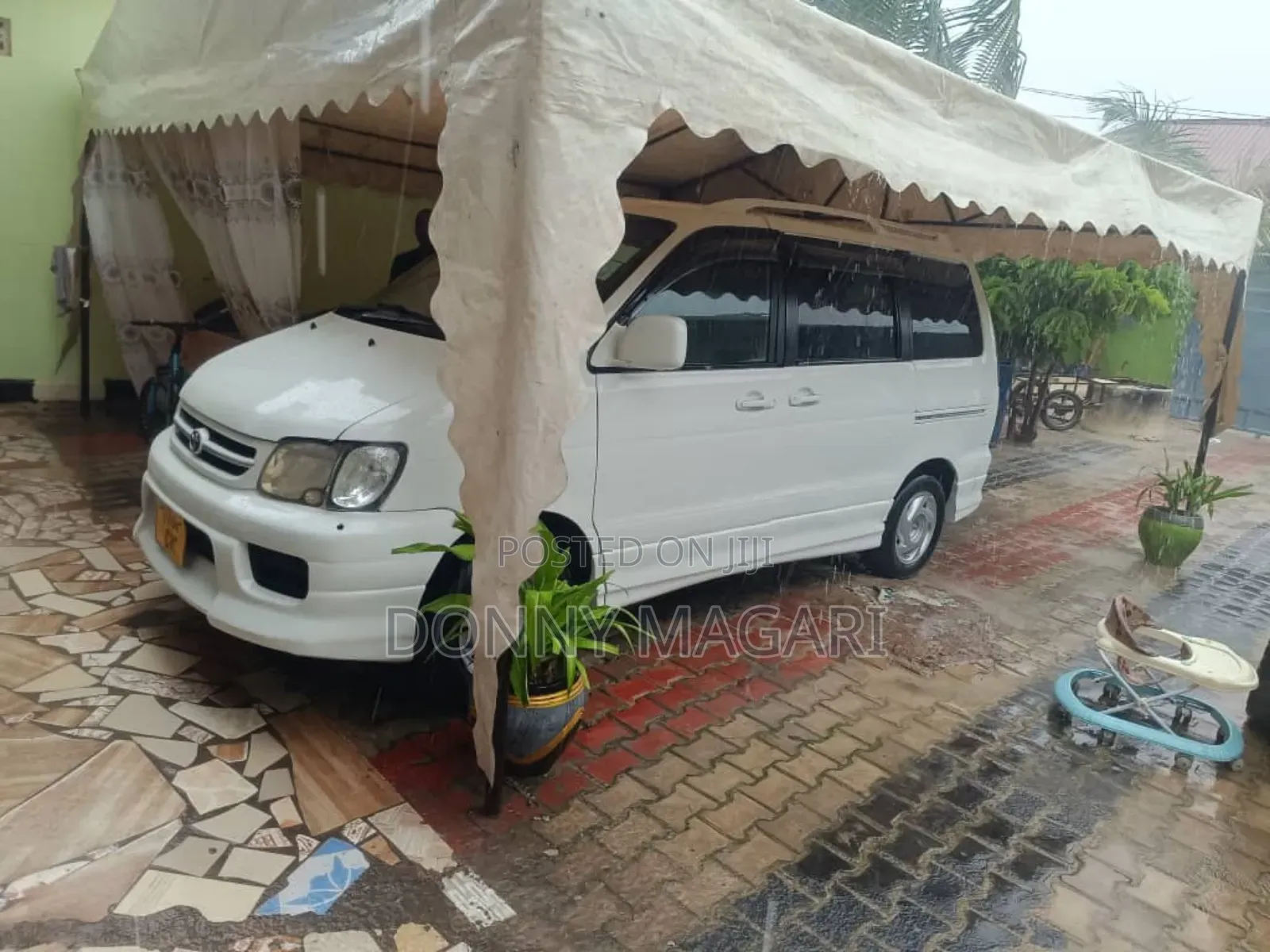 Toyota Noah 2001 White