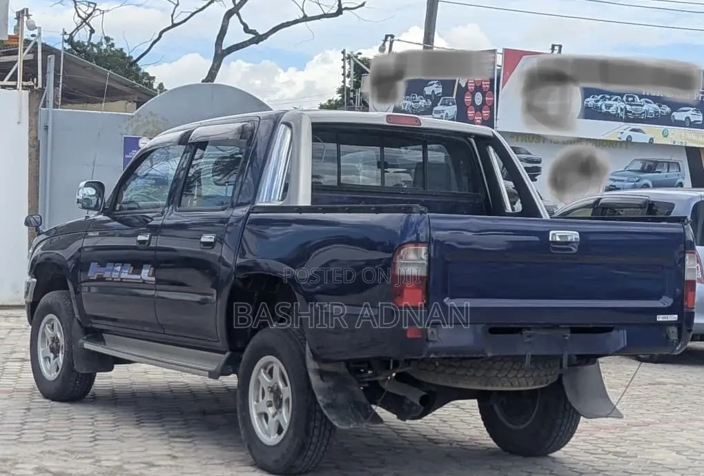 Toyota Hilux 2001 Blue
