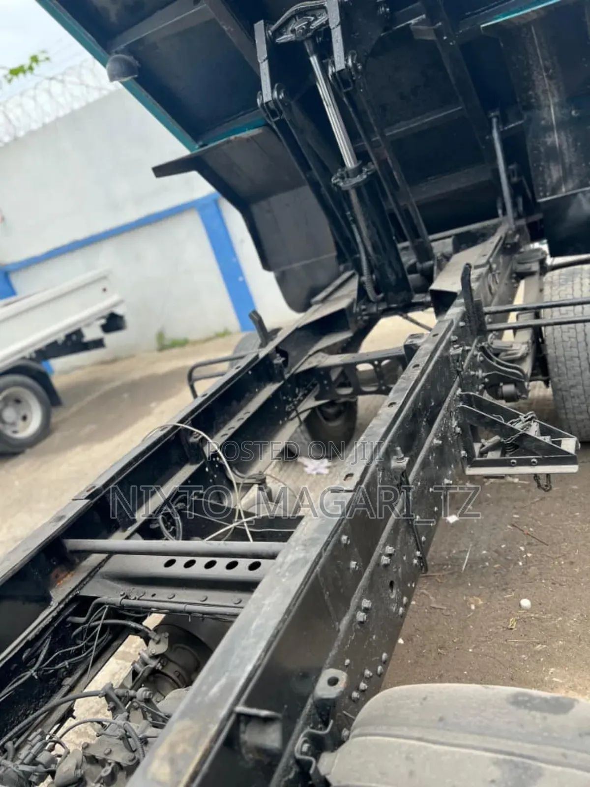 Fuso Tiper Engine 6d17 Color Blue Long Tray Address